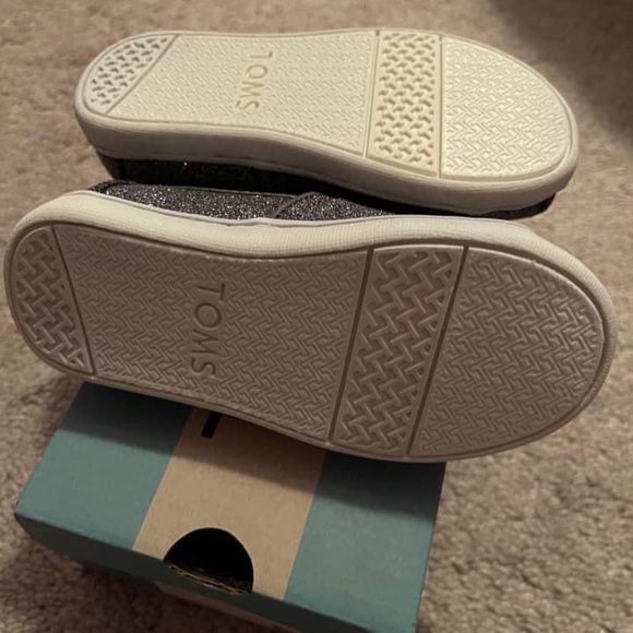 TOMS Pewter Glitter Toddler Girl Shoes size 7 New - Picture 3 of 3
